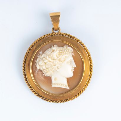 Pendentif en or sertie d'un camée coquille...
