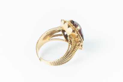 Bague en or sertie d'une améthyste ovale,...