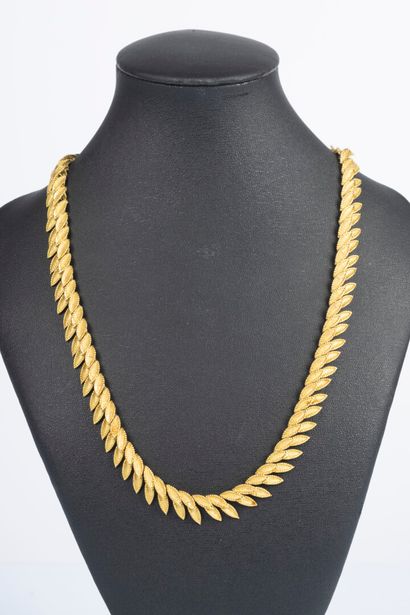 Collier articulé en or à motifs de feuillages....