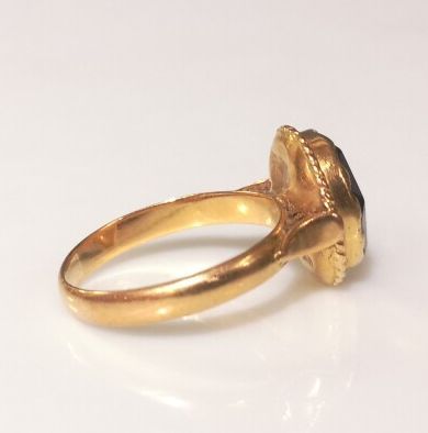 Bague en or ornée en serti clos d un grenat...