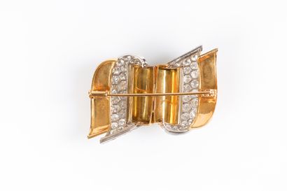 Broche double volute en or et platine, pavée...