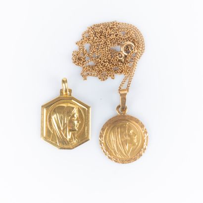 Chaîne en or maille gourmette, médaille en...
