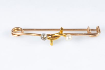 Epingle de nourrice en or sertie d'un diamant...