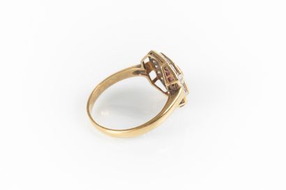 Bague en or sertie d'un diamant taille moderne...