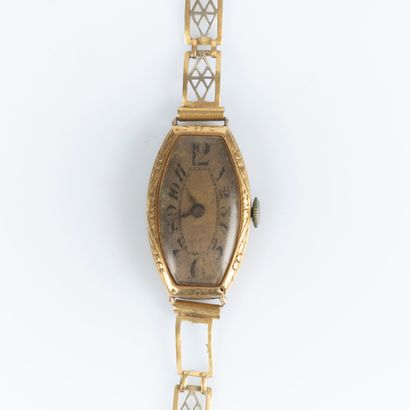 Bracelet-montre de dame en or, boîtier tonneau...