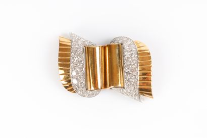 Broche double volute en or et platine, pavée...