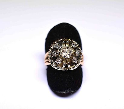 Bague années 50 centrée d'un diamant rond...