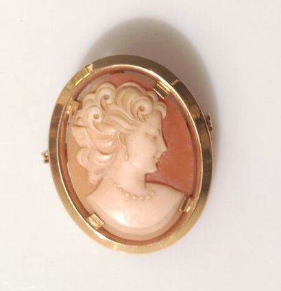 Broche-pendentif en or sertie d un camée...