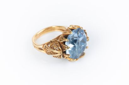 Bague en or sertie d'une pierre bleue ronde...