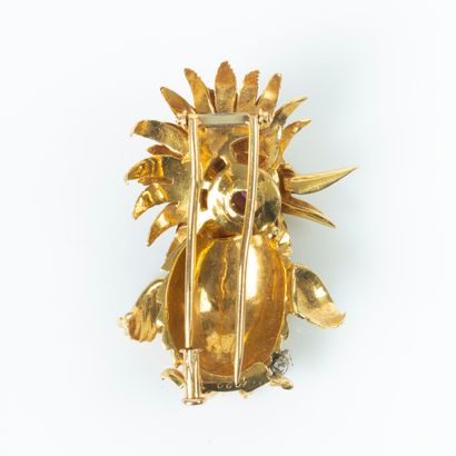 Broche oiseau en or sertie d'un rubis et...