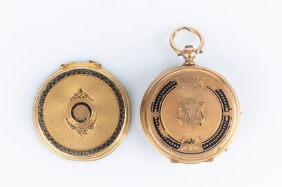 Montre de col en or guilloché et émaillé...