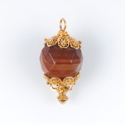 Breloque en or sertie d'une perle d'agate...