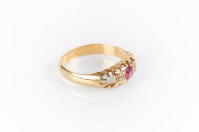 Bague en or sertie d'un rubis et 2 petits...