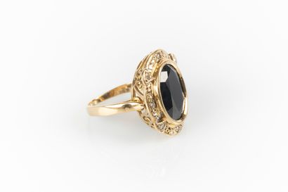 Bague en or sertie d'un saphir ovale pesant...