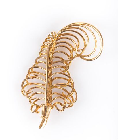 Broche plume en or de deux tons sertie de...