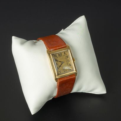 Bracelet-montre en or rose, le cadran rectangulaire...