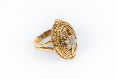 Bague marquise en or, sertie d'une turquoise...