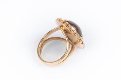 Bague en or sertie d'une pierre fine ovale...