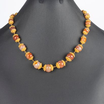 Important collier de perles d'agate en chute...