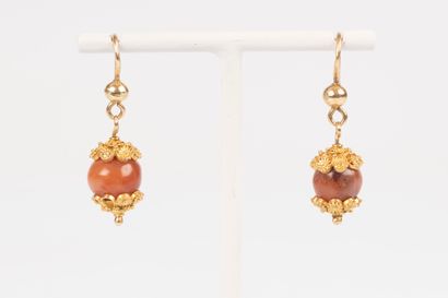 Paire de pendants d'oreilles en or sertis...