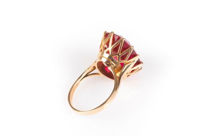 Bague en or sertie d'une importante pierre...