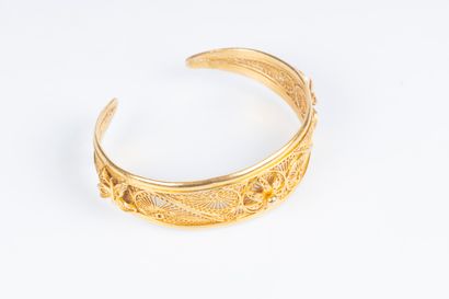 Bracelet rigide ouvert en or filigrané à...