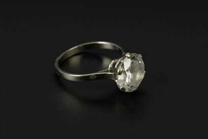 Bague solitaire en or gris et platine sertie...