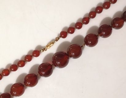 Collier de perles d'ambre en chute, le fermoir...