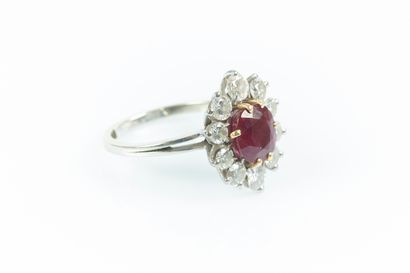 Bague en or gris sertie d'un rubis ovale...