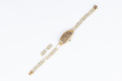Bracelet-montre de dame en or, boîtier tonneau...