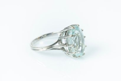 Bague en or gris sertie d'une aigue-marine...