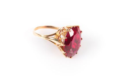 Bague en or sertie d'une importante pierre...