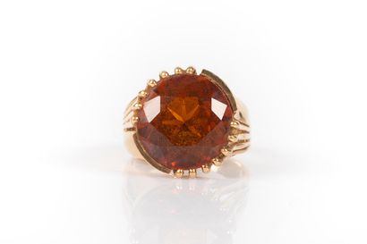 Bague en or sertie d'une importante pierre...