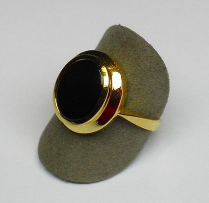 Bague en or jaune sertie d'un onyx. 3,80...