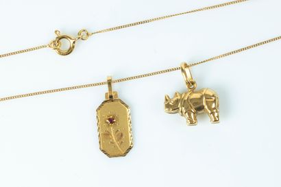 Ensemble de bijoux en or: chaîne, pendentif...