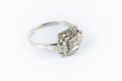 Bague en or gris sertie de petits diamants...