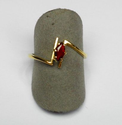 Bague en or jaune centrée d'un grenat de...