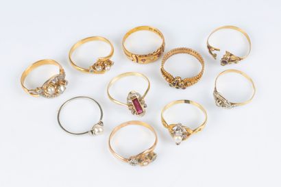 10 bagues en or serties de petites pierres...