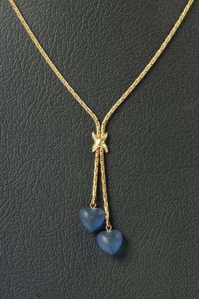Collier en or retenant en négligé deux coeurs...