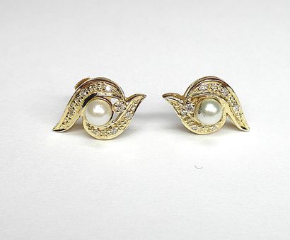 Paire de boucles d'oreilles en or jaune tourbillon...