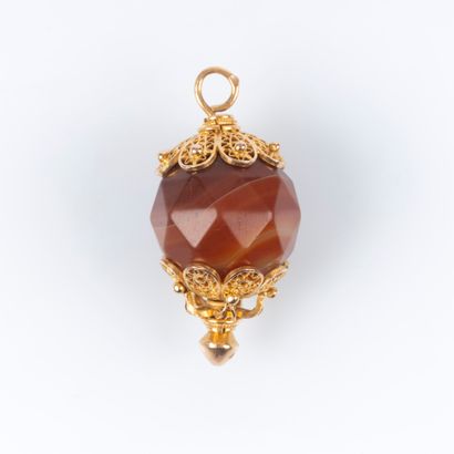 Breloque en or sertie d'une perle d'agate...