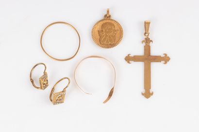 Ensemble de bijoux en or : une croix, une...