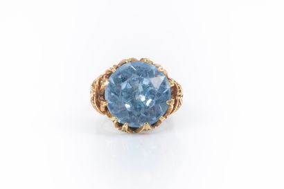Bague en or sertie d'une pierre bleue ronde...