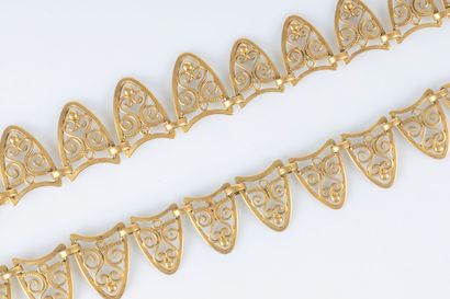 Collier draperie en or à motifs filigranés...