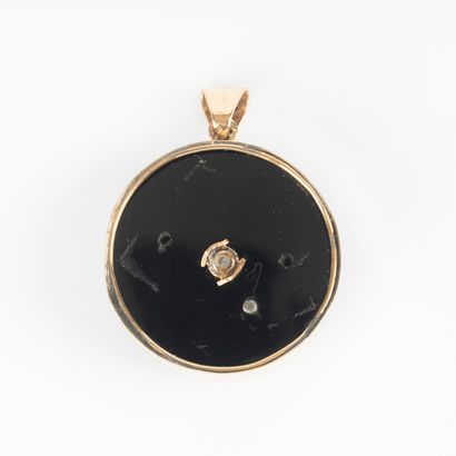 Pendentif en or sertie d'une plaquette d'onyx...