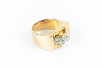 Bague tank en or et platine sertie de diamants...