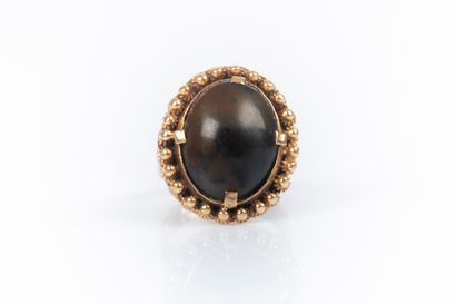 Bague en or sertie d'une pierre fine ovale...