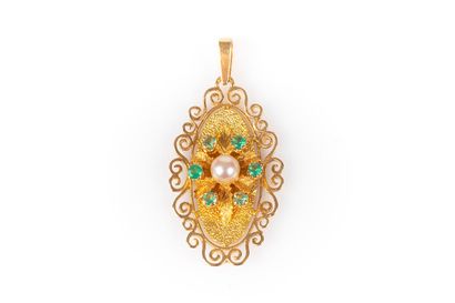 Pendentif en or filigrané serti d'une perle...