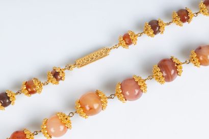 Important collier de perles d'agate en chute...