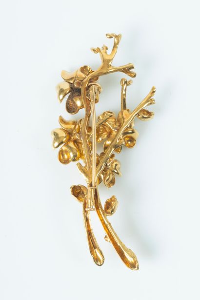Broche en or de deux tons, une branche ornée...